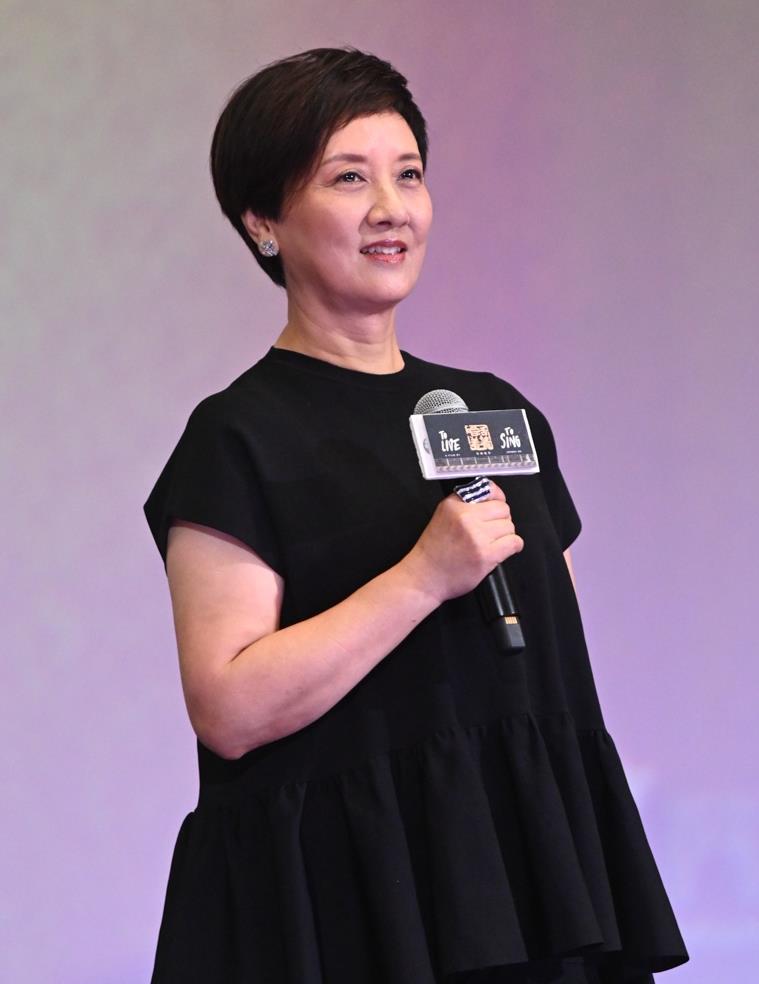 62岁邓婕显老却很时髦穿黑色可爱风短裙配长裤俏皮又端庄