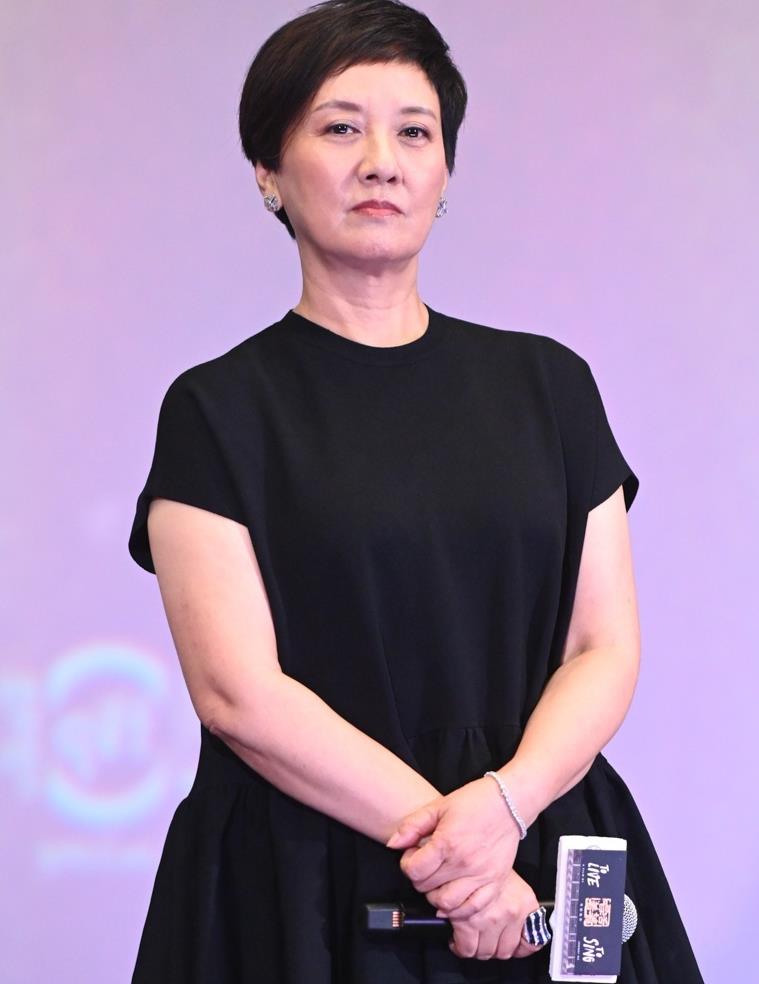 张国立携手妻子亮相新片首映时,62岁邓婕虽然显老却打扮得很时髦,身穿