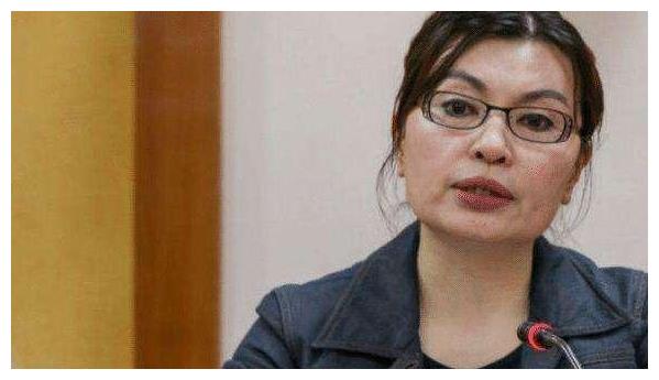 她曾是央视一姐儿子坠楼仍坚持微笑主持却被骂六亲不认
