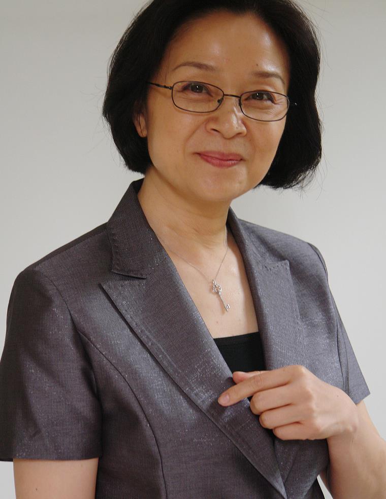 62岁刘莉莉面相和蔼,穿红色"国潮"风外套真有范儿,美得好典雅