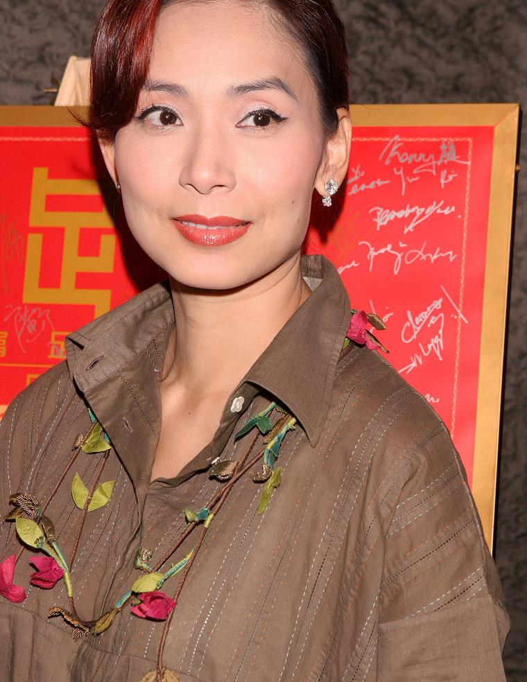 女富豪邝美云真气质淡蓝礼服裙穿出高级感不再像最穷港姐