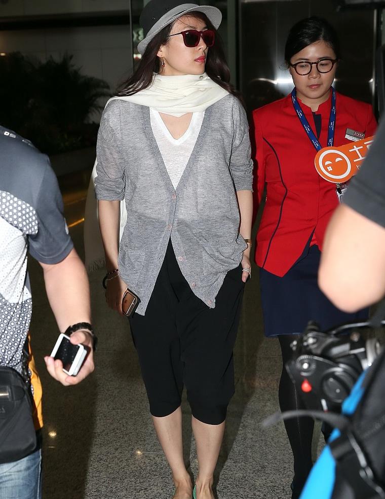 章子怡穿搭随意却很时髦灰色外套配七分裤美得高雅又气质