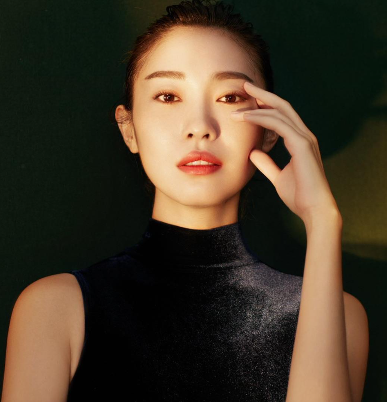 实力演员王佳佳签约caa中国主演日光之下入围上影节亚新奖