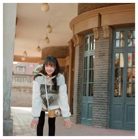 小仙女郑爽美回巅峰!最新大片穿黑皮裙难掩清纯,不愧是国民初恋