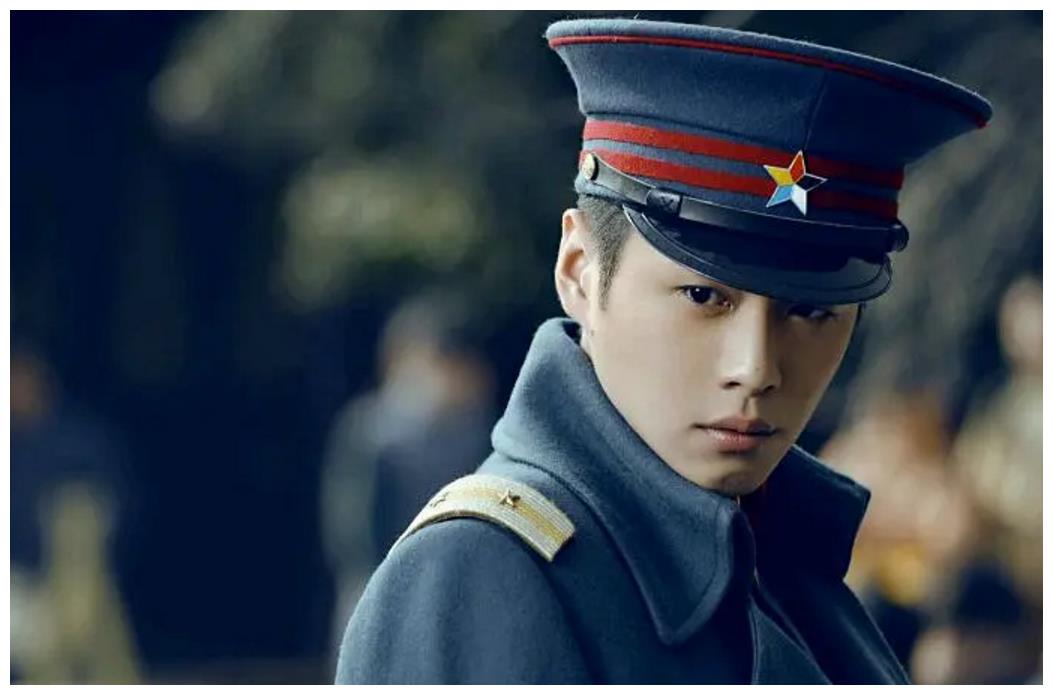 当红男星穿军装易烊千玺热血朱一龙颜值高看到任嘉伦我爱了