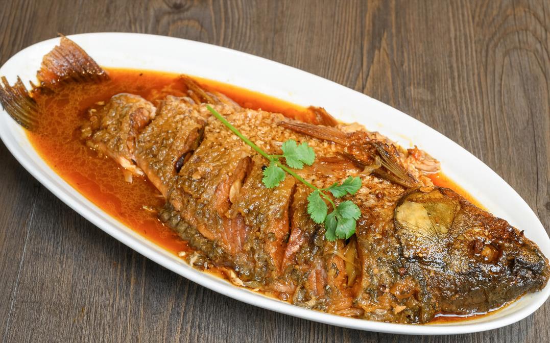 家常炖鱼,去腥别再用料酒,换成这味料,去腥增香,鱼肉鲜嫩入味__财经