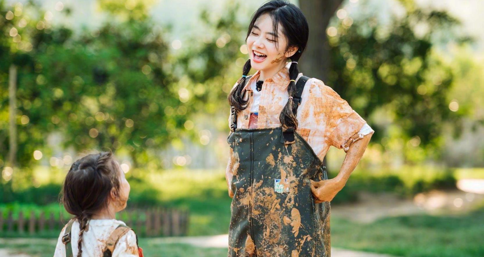 谭松韵在综艺节目当中的表现相当可以亲切可人穿搭怡人