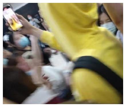 利路修现身机场被围观，面对人群第一反应是自拍，喜欢人气是真的休闲区蓝鸢梦想 - Www.slyday.coM