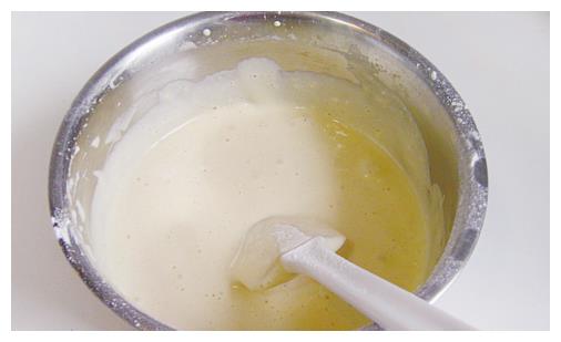 直到盆中蛋液变成蛋泡糊,滴落后可以画出纹路且不会立即消失,筛入低