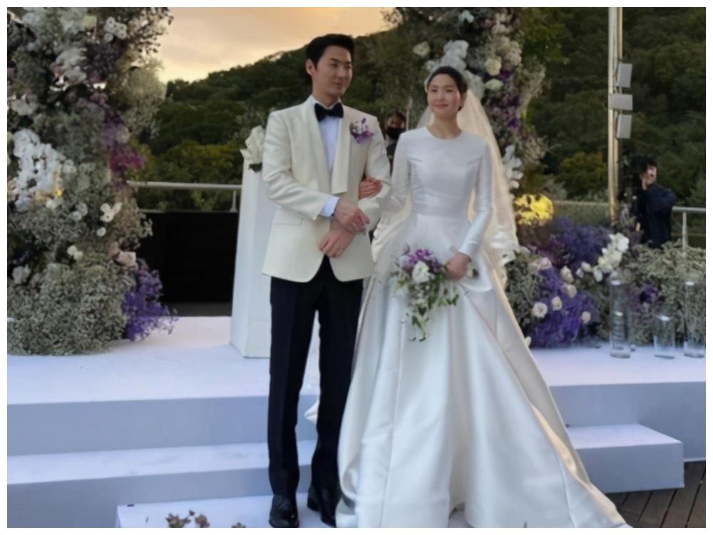 实在太甜了当红文晸赫携妻子出席婚礼全程十指紧扣照顾有加