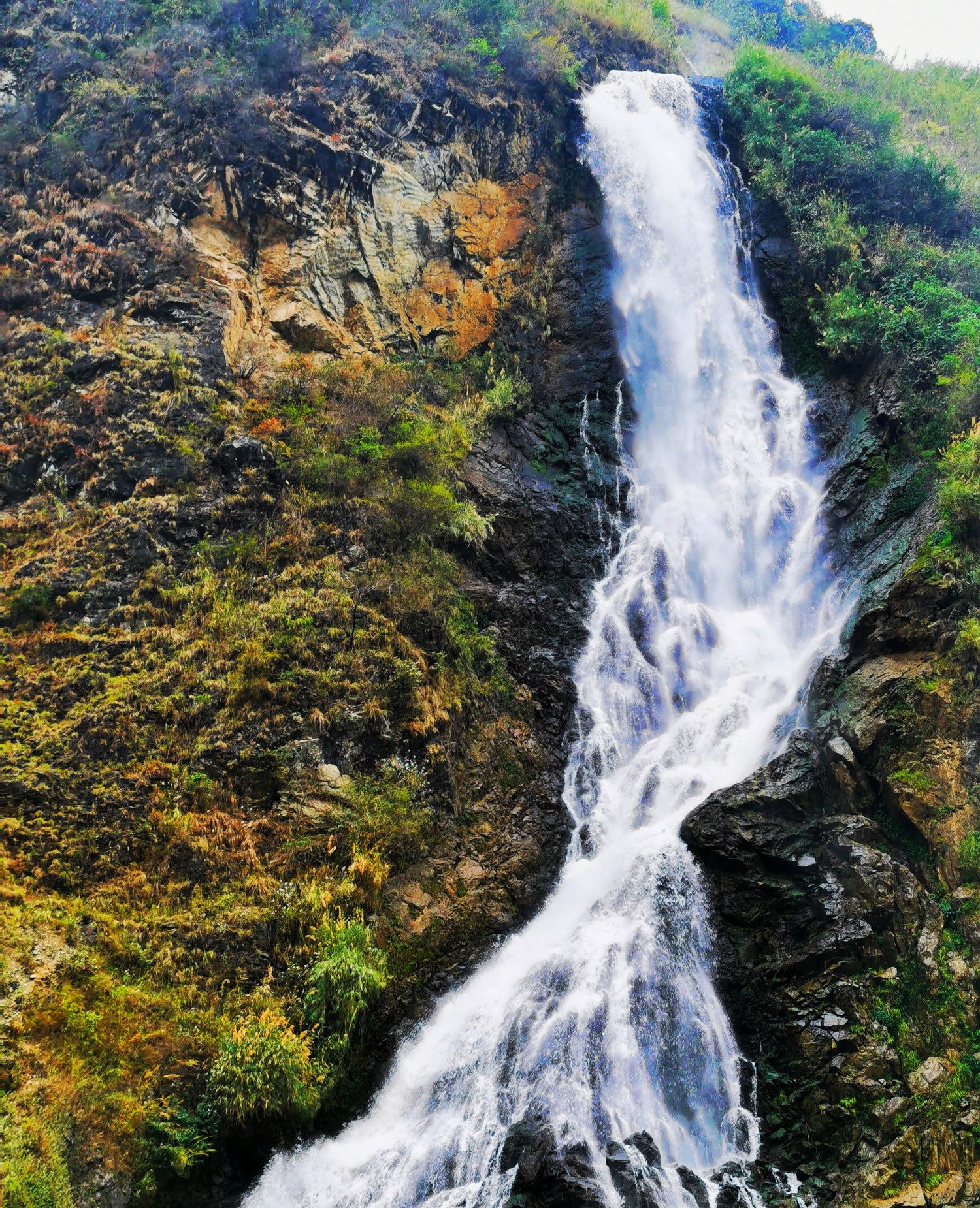 但是最近不建议到怒江来,原因如下:目前德贡线不允许通行,到怒江旅游