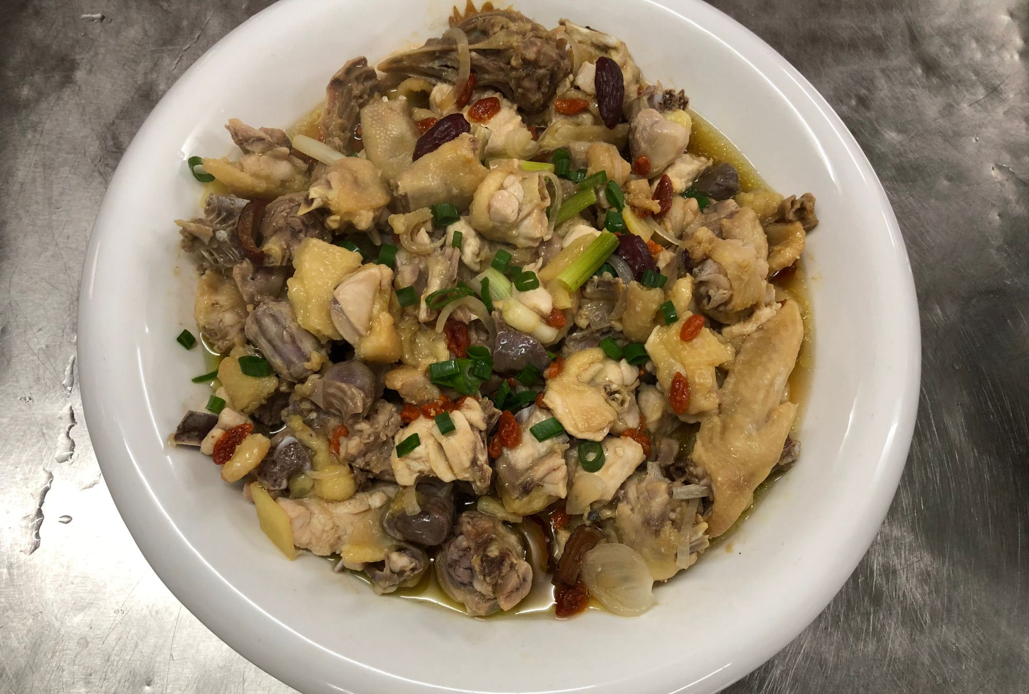 鸡肉是高蛋白低脂肪的食材,蒸着吃营养不流失哦——红枣枸杞蒸鸡_高清