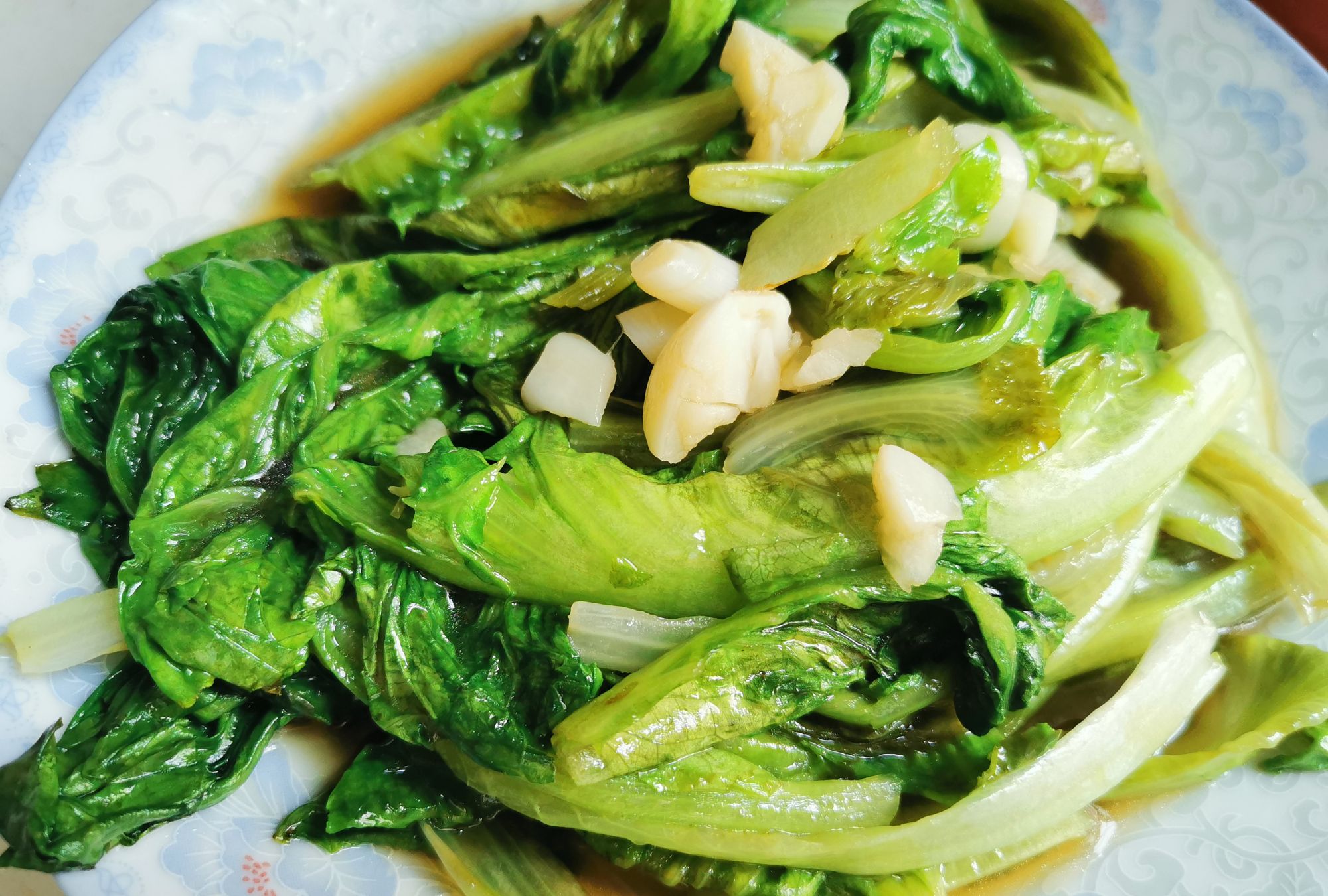 其中,我比较喜欢清炒生菜,也就是蚝油生菜,味道鲜美,口感爽脆.