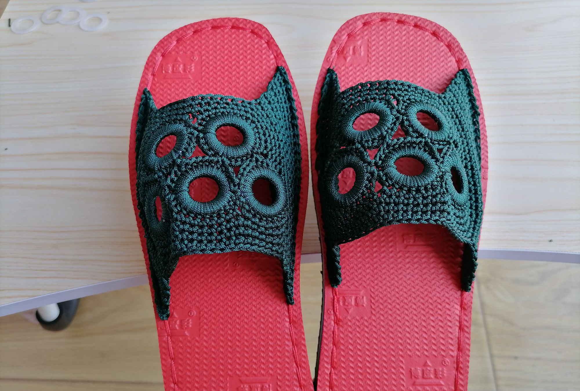 为满足朋友愿望,近期会分享几期,钩织夏季带圈圈拖鞋的全