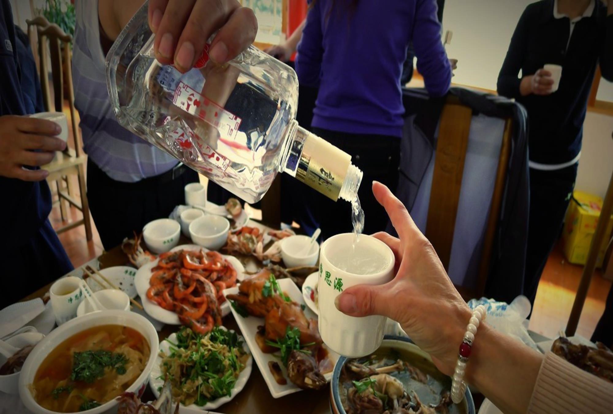 酒桌上领导给我倒酒,我慌忙接过,晚上收到领导消息,我懵了|领导|酒局