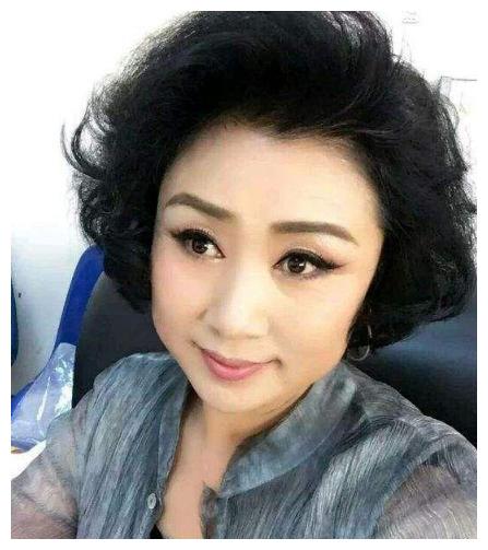 王小华是剧中"谢广坤"的扮演者唐鉴军的妻子,也是工作中的搭档.