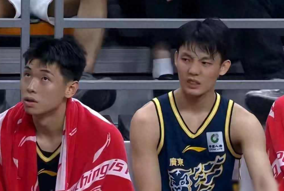 2大转折点！杜锋爱将上丢空篮，媒体人愤怒质问，徐杰5犯太可惜！
