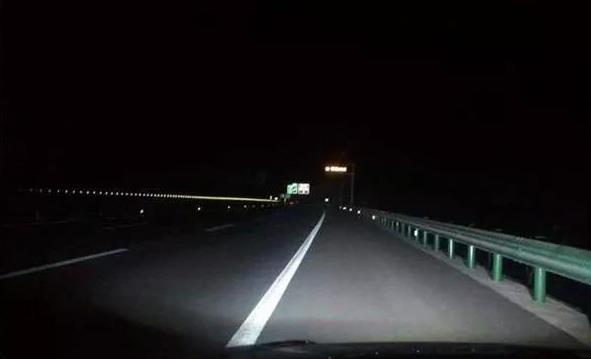 鄙人刚学会开车的时候,也喜欢如此操作,因为驾驶里程短,夜间开车本能