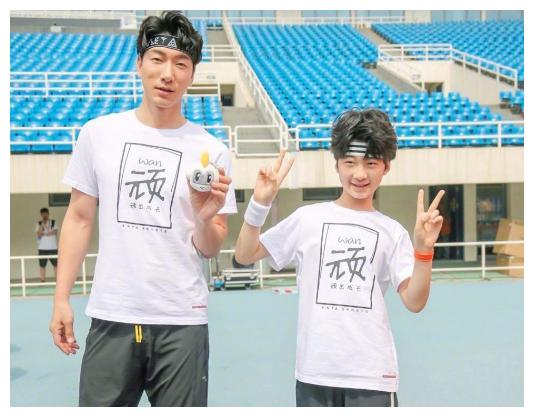 张亮5岁女儿罕见被拍，继承爸爸长腿基因，与哥哥同框超可爱休闲区蓝鸢梦想 - Www.slyday.coM