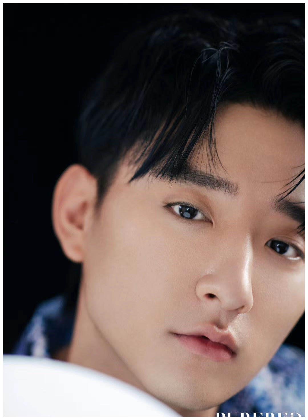 于小彤身着休闲装酷劲十足