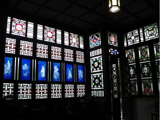 余荫山房中的满洲窗:木棉花与兰花组合同为"岭南四大名园"之一的清晖