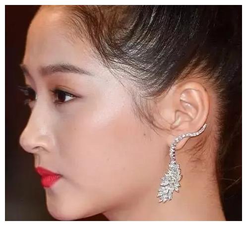 25岁的关晓彤突然崩得像52岁,她怎么了啊…__财经头条