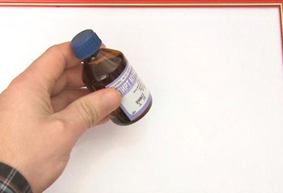 怎么用外用酒精擦掉干擦白板上的旧痕迹步骤