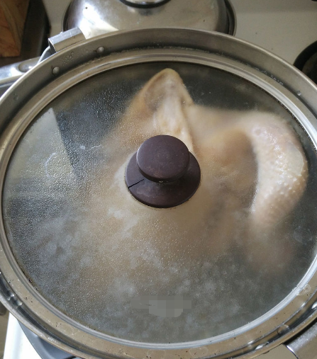 做白切鸡，不能直接下锅，大厨教你正确做法，保证鲜嫩多汁沒腥味休闲区蓝鸢梦想 - Www.slyday.coM