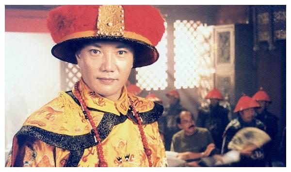 后来,他也演了不少古装戏,像《梦断紫禁城》,《九岁县太爷》,戏份越来