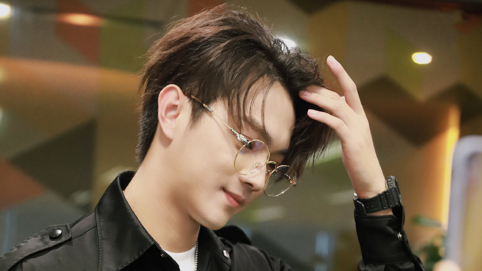 152斤许凯搭配一身黑色造型腿长就是任性