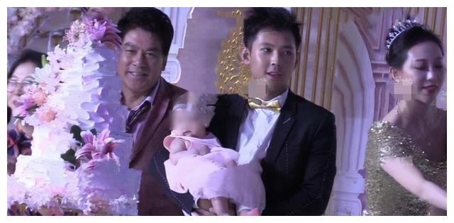 在2019年,朱青阳和妻子举办了婚礼,而且婚礼上还带着自己的女儿,女儿