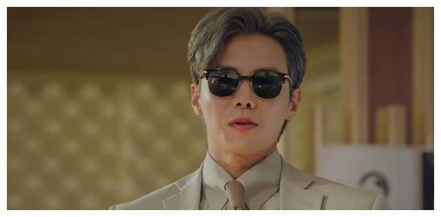他,是韩剧《顶楼》的洛根李,也是《囚犯医生》的李载焕