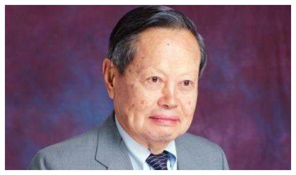 98岁杨振宁携44岁娇妻泡温泉,两人泳池大秀恩爱,简直羡煞旁人!