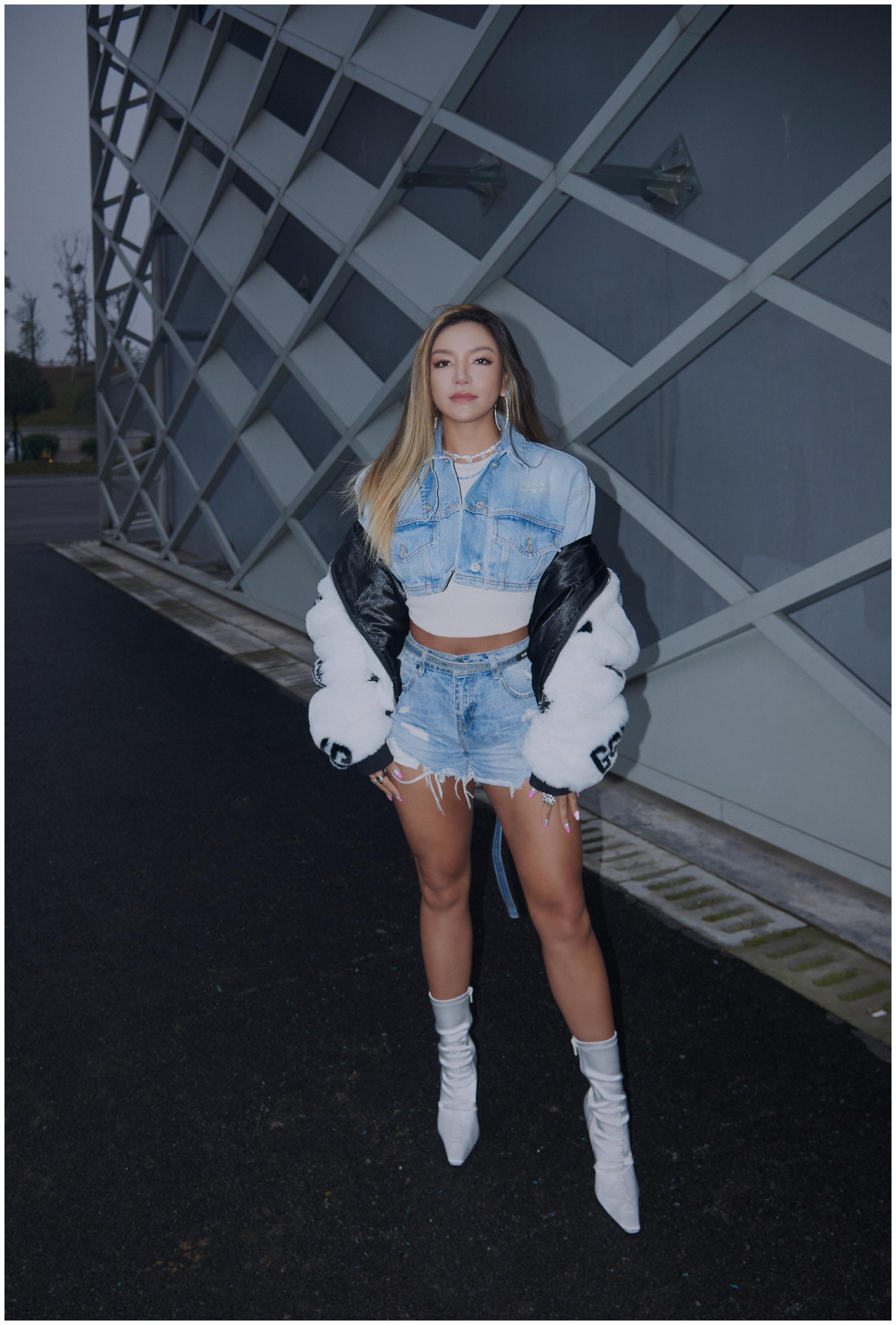 江映蓉听陈梓童写给妈妈的歌哭了身世坎坷自幼和妈妈感情好