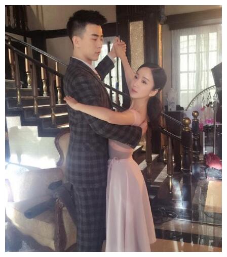 娄艺潇一身潮装现身机场与闺蜜一路热聊懒理男友