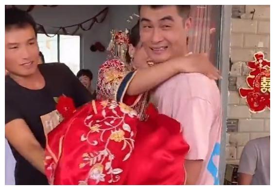 安徽女孩出嫁8个哥哥2个弟弟暖心来守护，网友：这是给的最好祝福休闲区蓝鸢梦想 - Www.slyday.coM