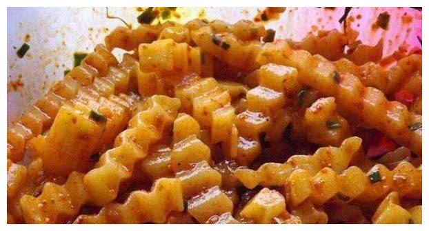 学校门口的小吃摊生意火爆,大姐靠它不到两年在市区买了房