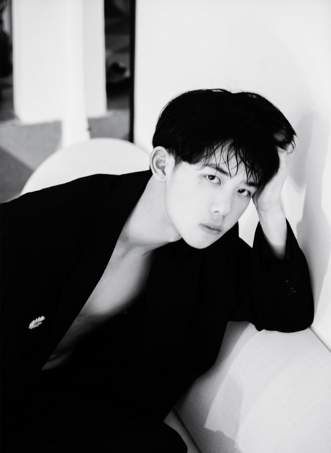 组图:黑白系型男写真照,完美到没有一点瑕疵的颜值,气质非凡!