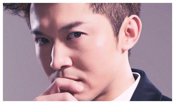 长相帅气的伍乐城,凭借着自己的才华,培育了很多音乐界的新人