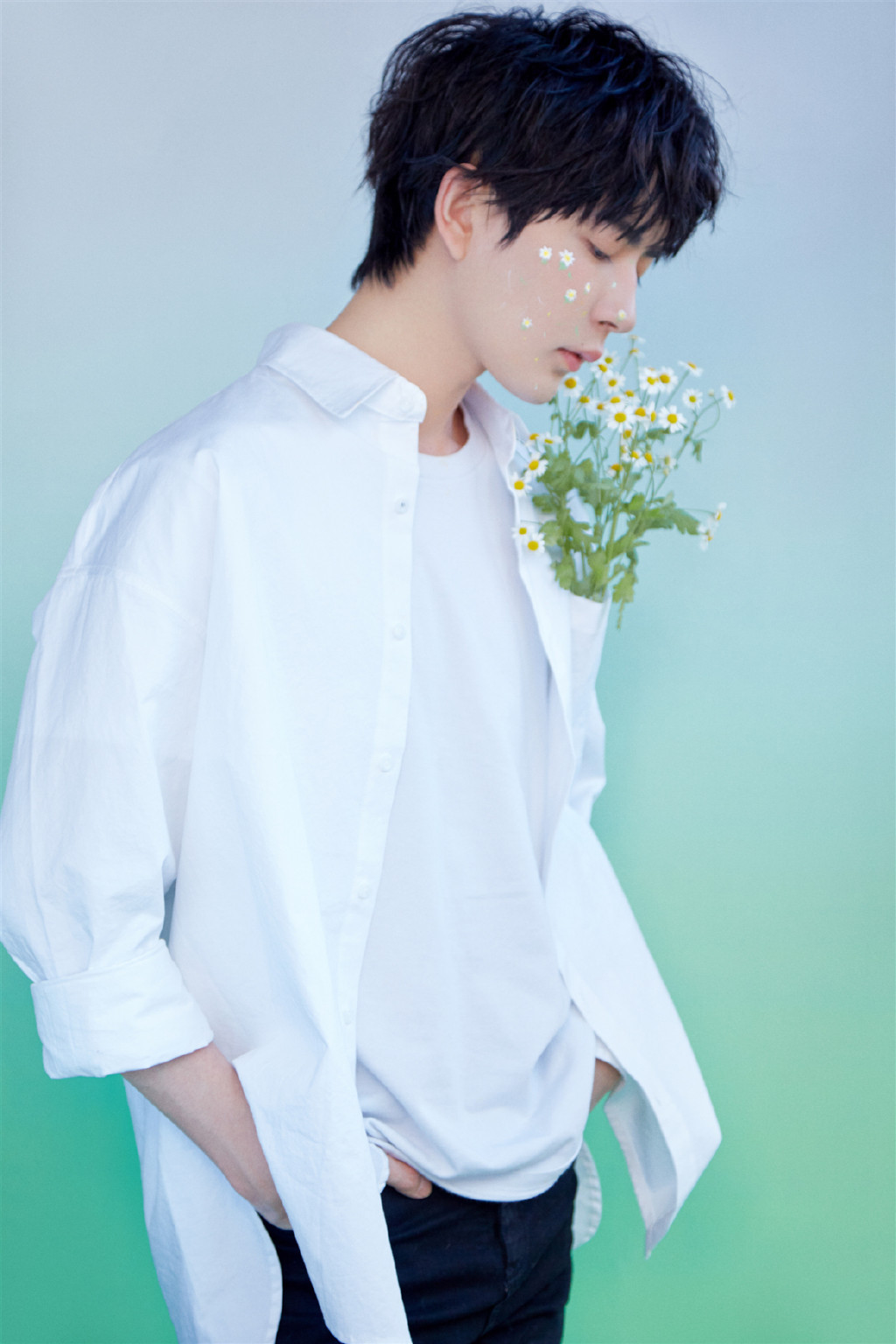 于朦胧手拿小雏菊化身春日美男,白衬衫搭配牛仔裤,帅气明朗