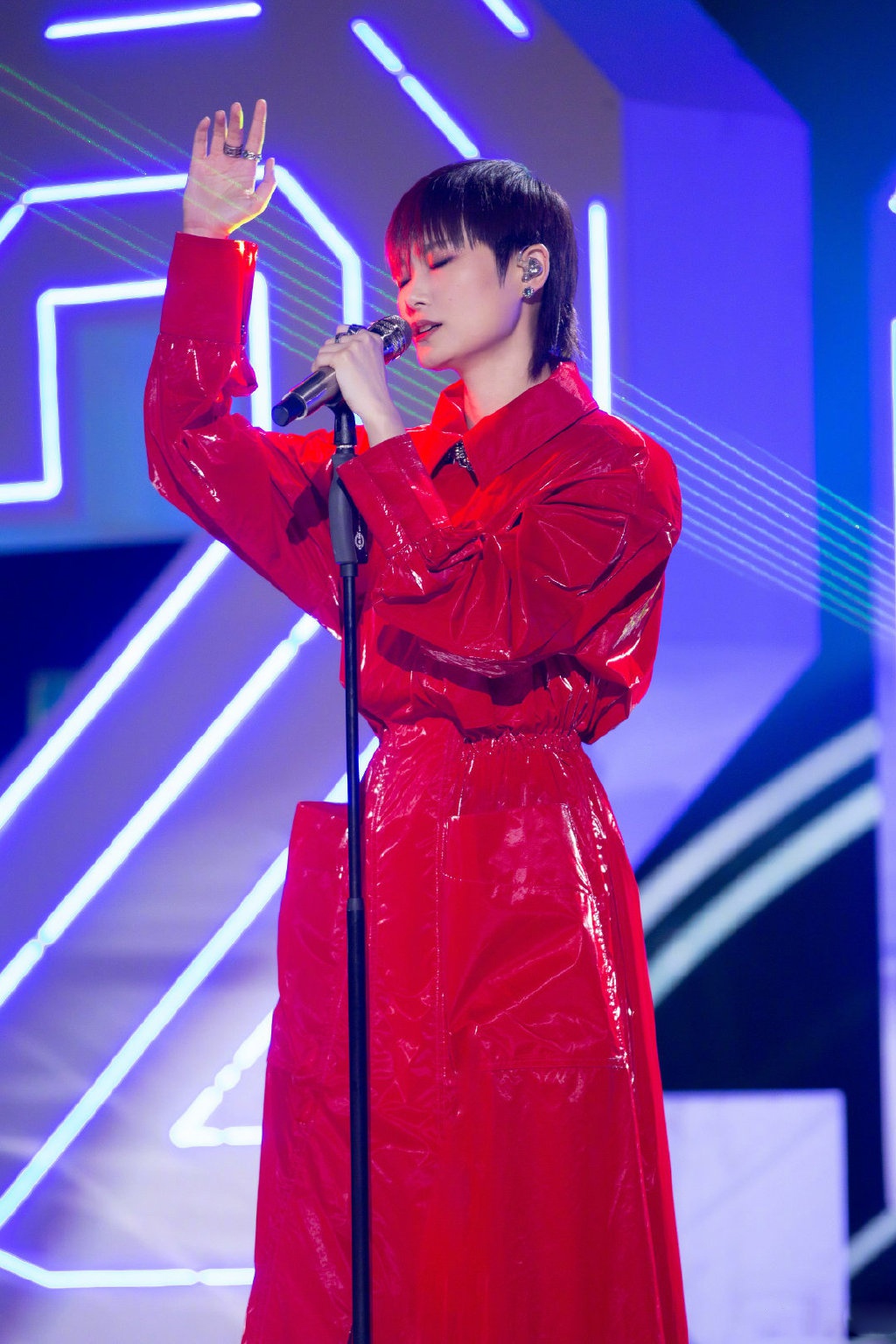 李宇春身穿红色风衣slay全场,摇滚气质爆发冲撞_高清图集_新浪网