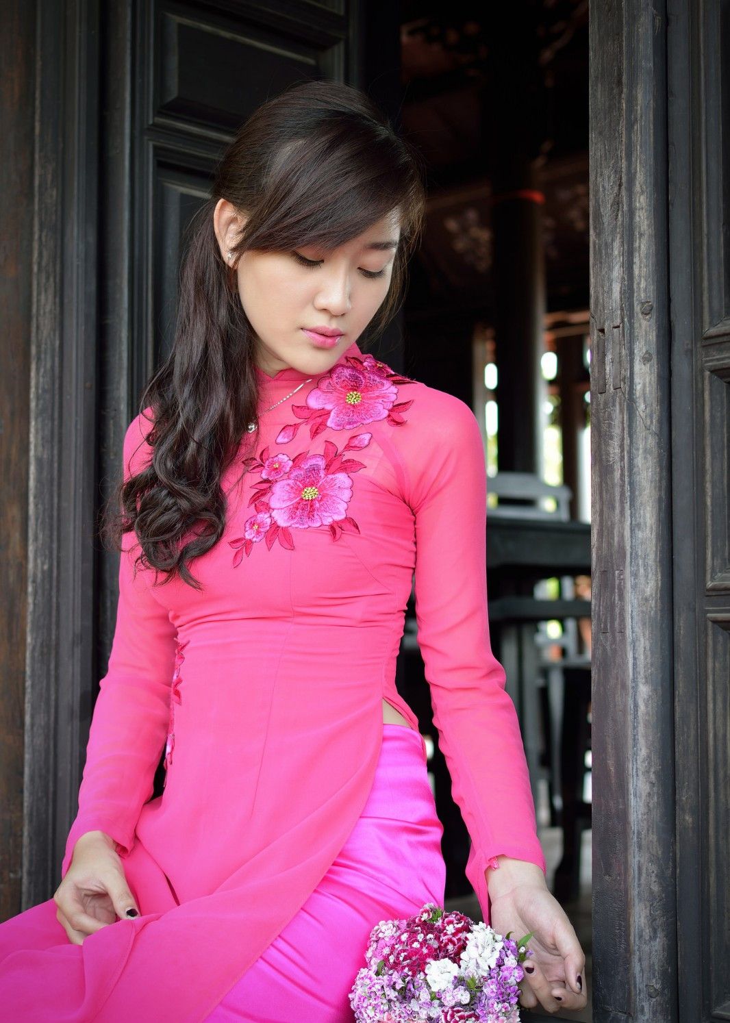 玫瑰红绣花奥黛长裙，尽显越南女子的柔美与玲珑