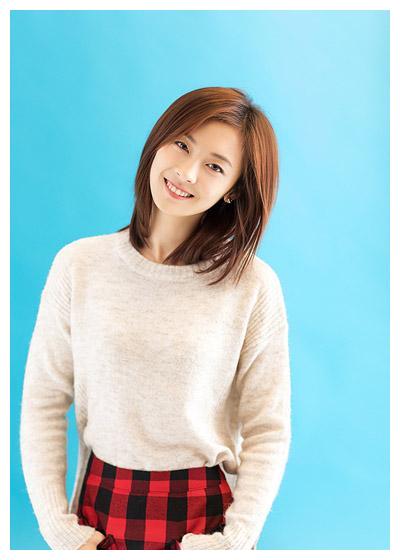 看新时代小花邵芸演绎邻家小妹俏皮演绎歪头杀