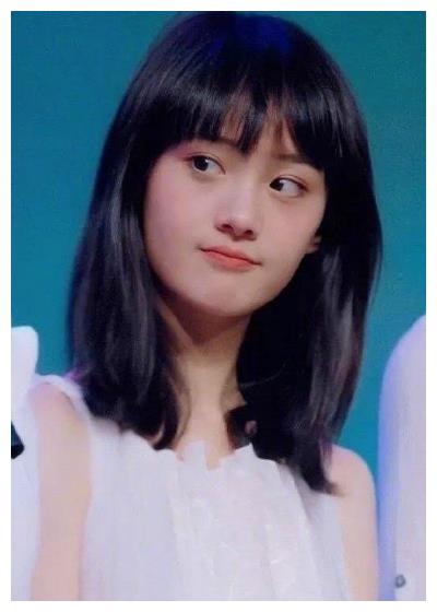 郑爽18岁素照最近火了!短发加白色连衣裙,网友:颜值一直在线!