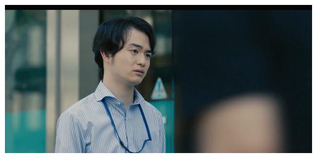 有栖良平(山崎贤人 饰)是个宅男,宅着啃老玩游戏.