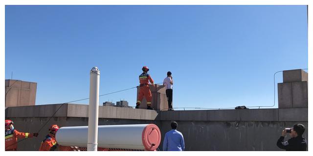 25岁男子精神压力大欲跳楼 消防员成功拦截休闲区蓝鸢梦想 - Www.slyday.coM