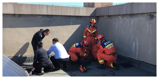 25岁男子精神压力大欲跳楼 消防员成功拦截休闲区蓝鸢梦想 - Www.slyday.coM