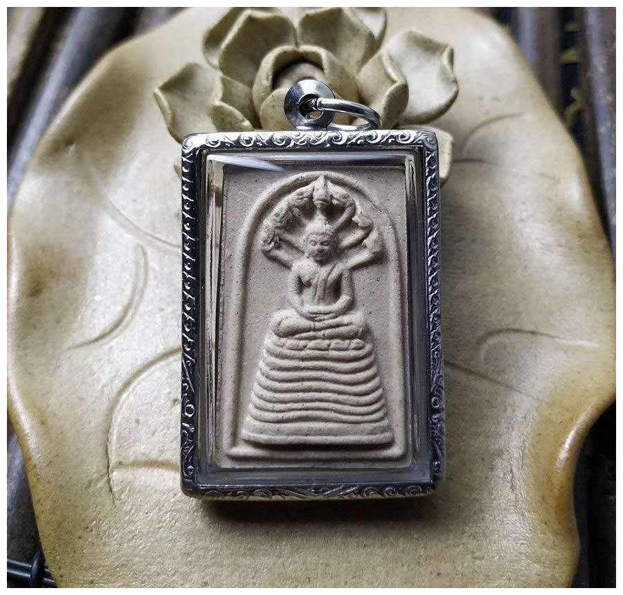 龙婆坤制作这尊七龙佛的时候,放入了很多殊胜的材料以及自己的头发