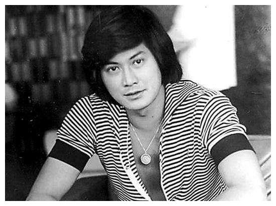 的演艺界属于只手遮天的人物,他上学期间就认识了大名鼎鼎的刘荣驹,他