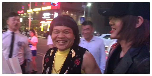 方脸蘑菇头"香港最丑男人"八两金,儿子长相却秀气画风截然不同